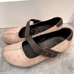 OTBT Salem Mary Jane Wedges. Tan/brown suede & leather.